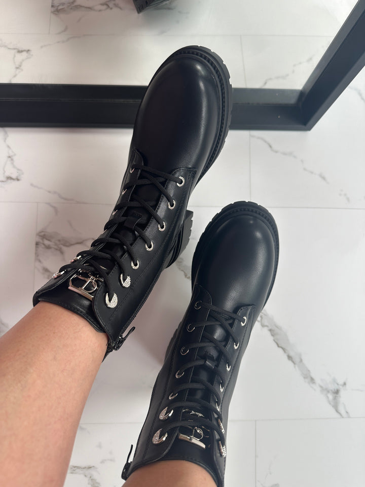 Larina | svarta boots